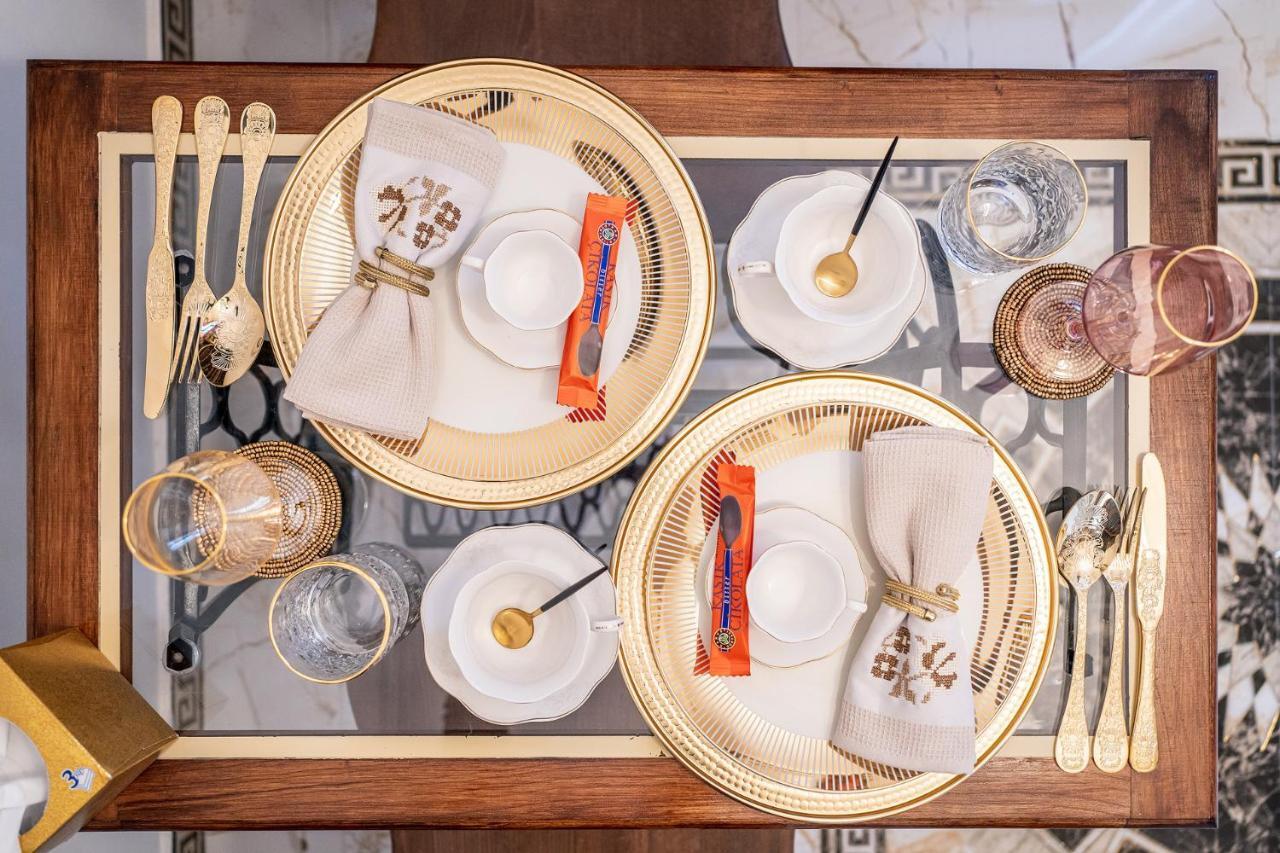 Private Museum Apartment With Antique Decor Bucarest Esterno foto