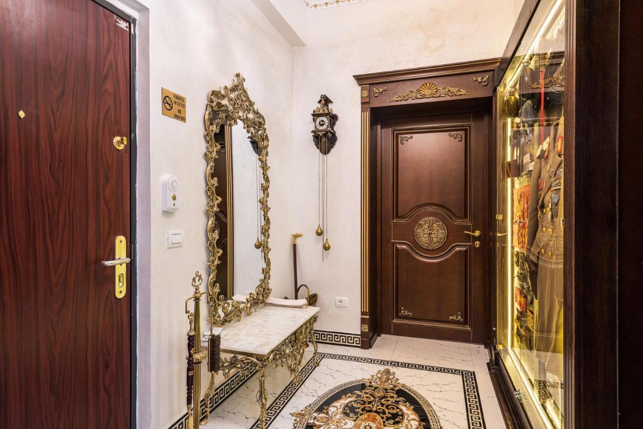 Private Museum Apartment With Antique Decor Bucarest Esterno foto