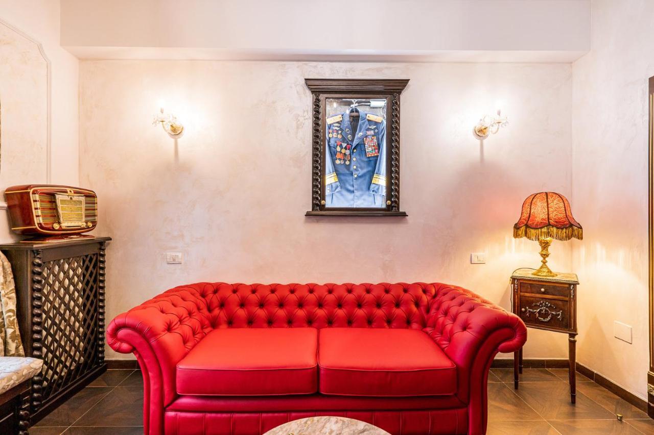 Private Museum Apartment With Antique Decor Bucarest Esterno foto