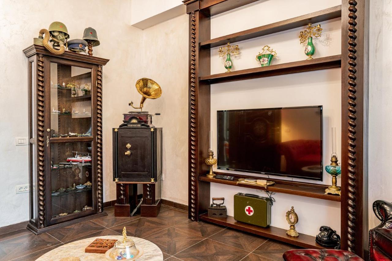 Private Museum Apartment With Antique Decor Bucarest Esterno foto