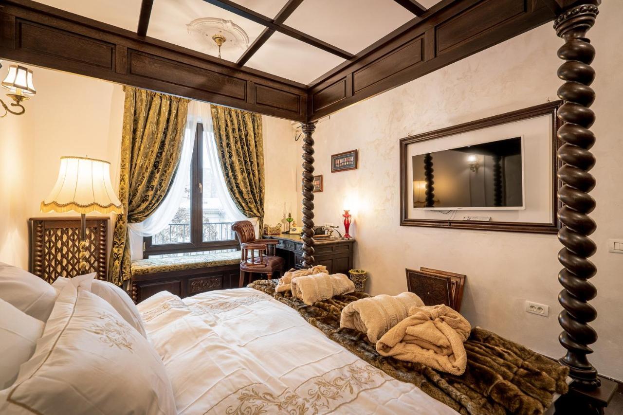 Private Museum Apartment With Antique Decor Bucarest Esterno foto