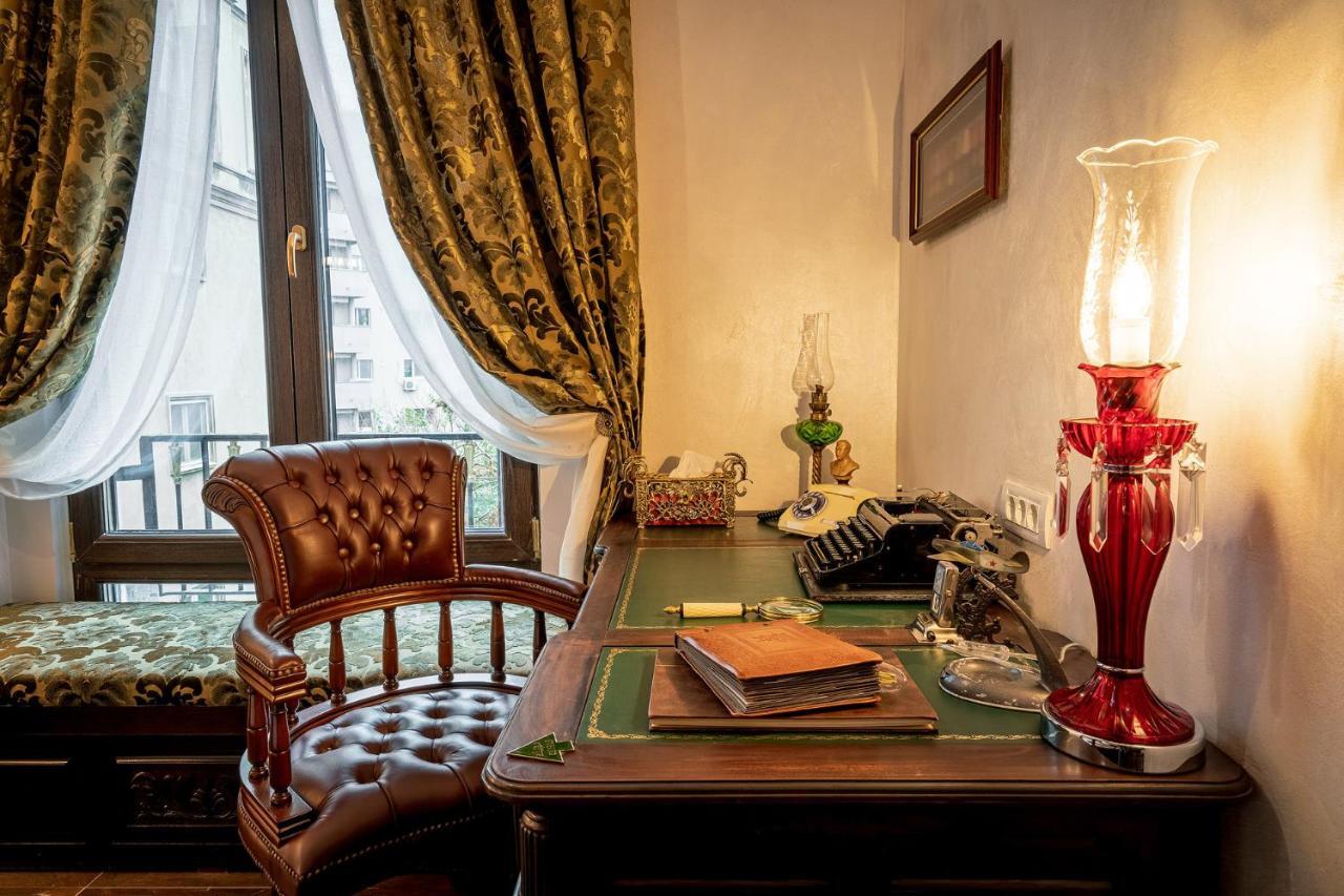 Private Museum Apartment With Antique Decor Bucarest Esterno foto