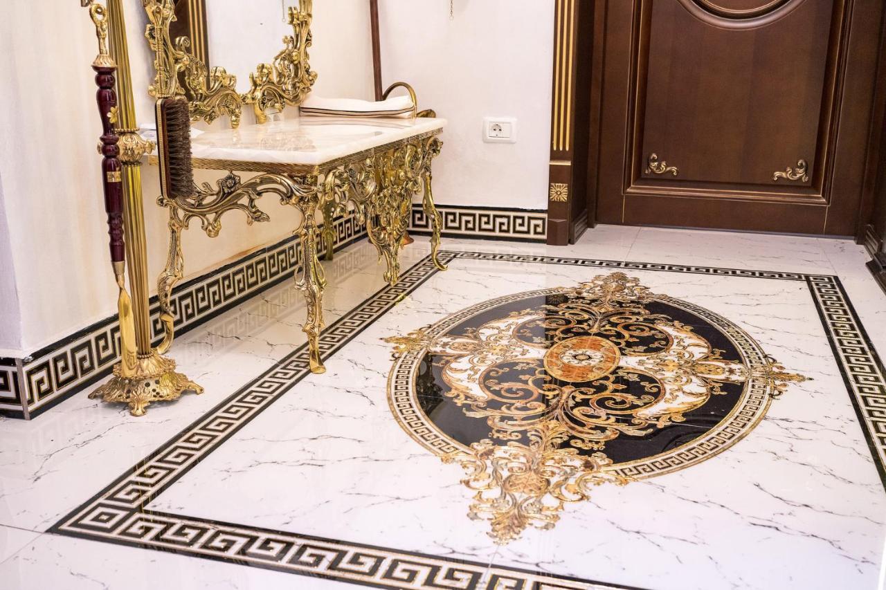 Private Museum Apartment With Antique Decor Bucarest Esterno foto