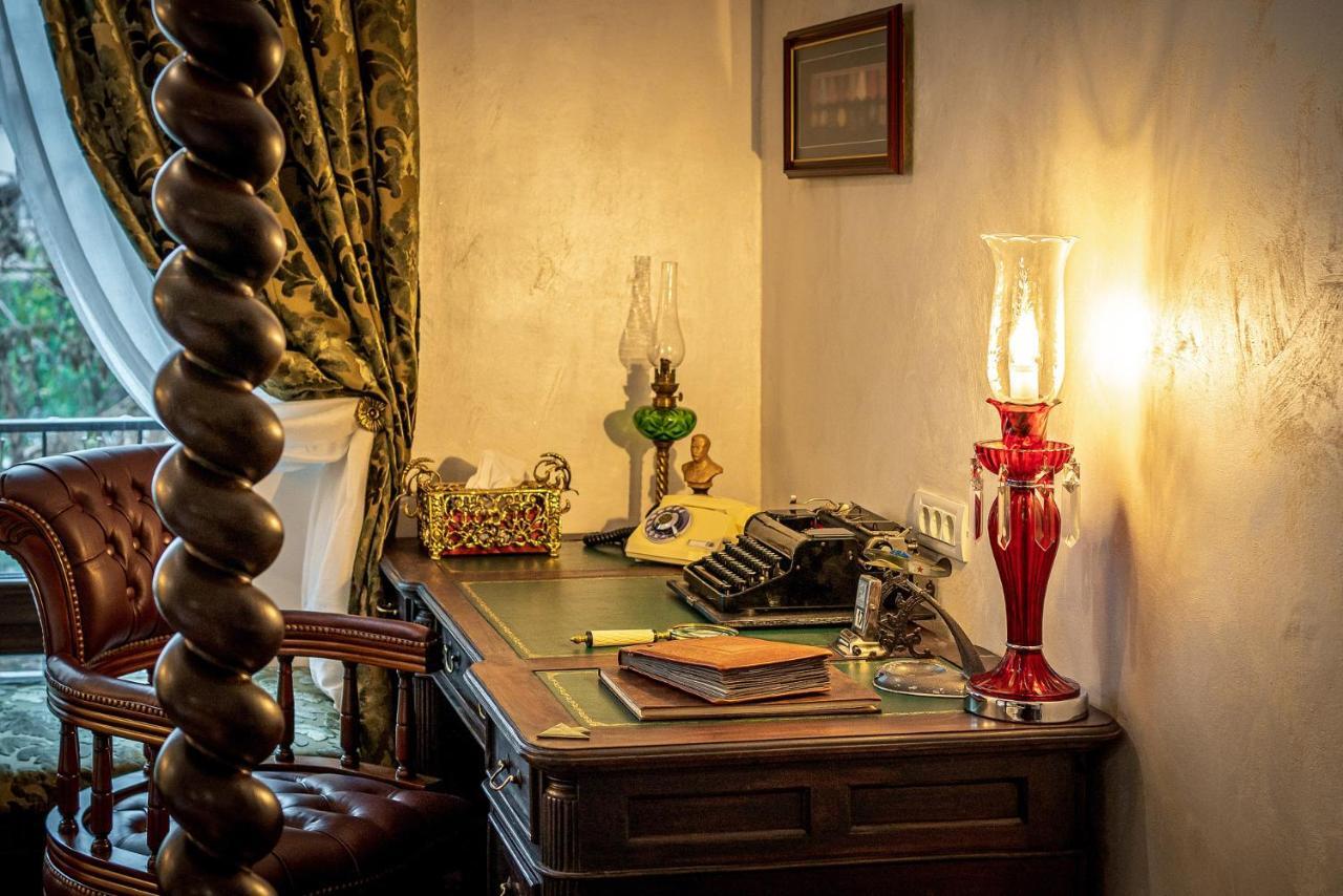 Private Museum Apartment With Antique Decor Bucarest Esterno foto