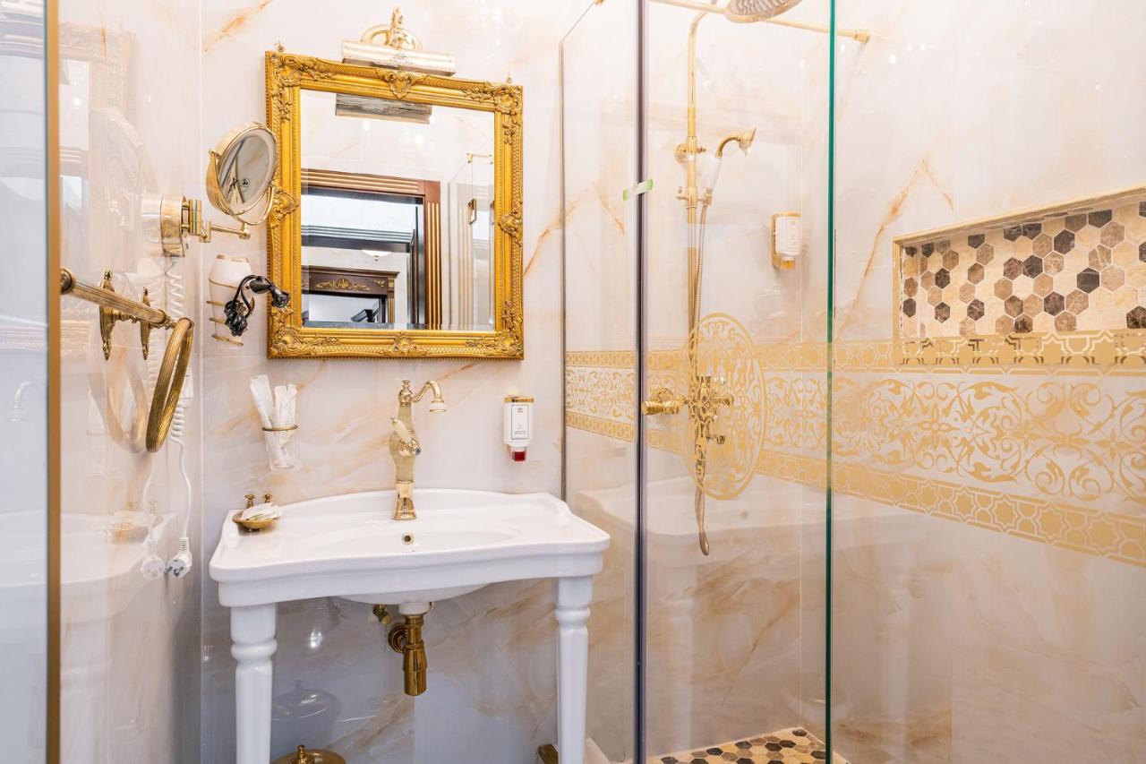 Private Museum Apartment With Antique Decor Bucarest Esterno foto