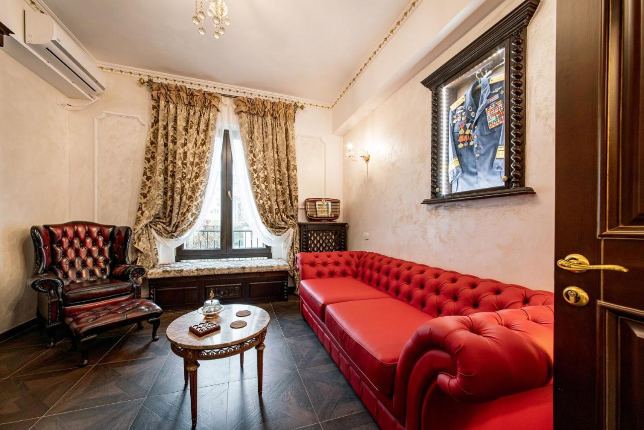 Private Museum Apartment With Antique Decor Bucarest Esterno foto