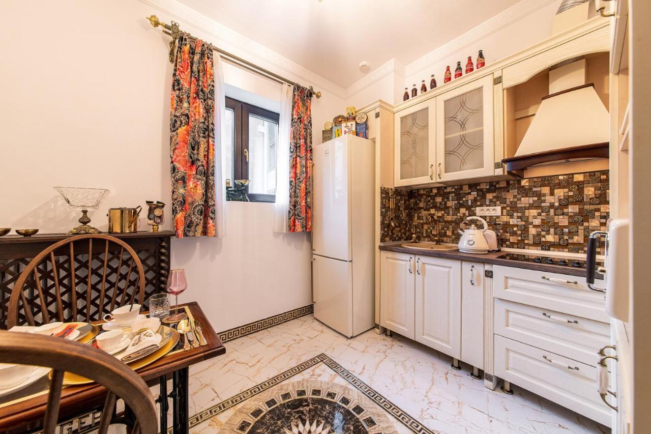 Private Museum Apartment With Antique Decor Bucarest Esterno foto