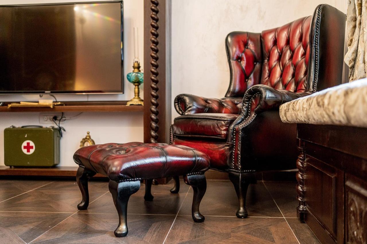 Private Museum Apartment With Antique Decor Bucarest Esterno foto