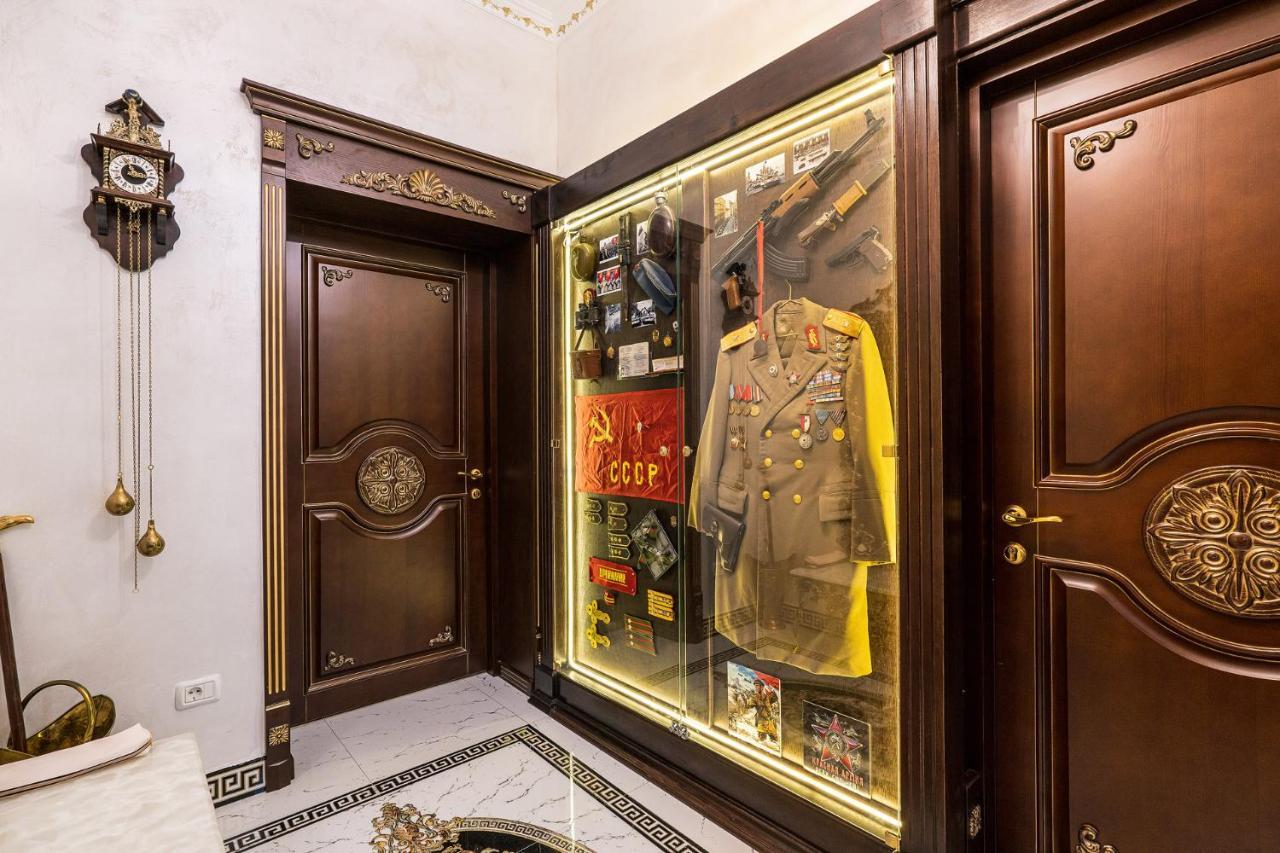 Private Museum Apartment With Antique Decor Bucarest Esterno foto