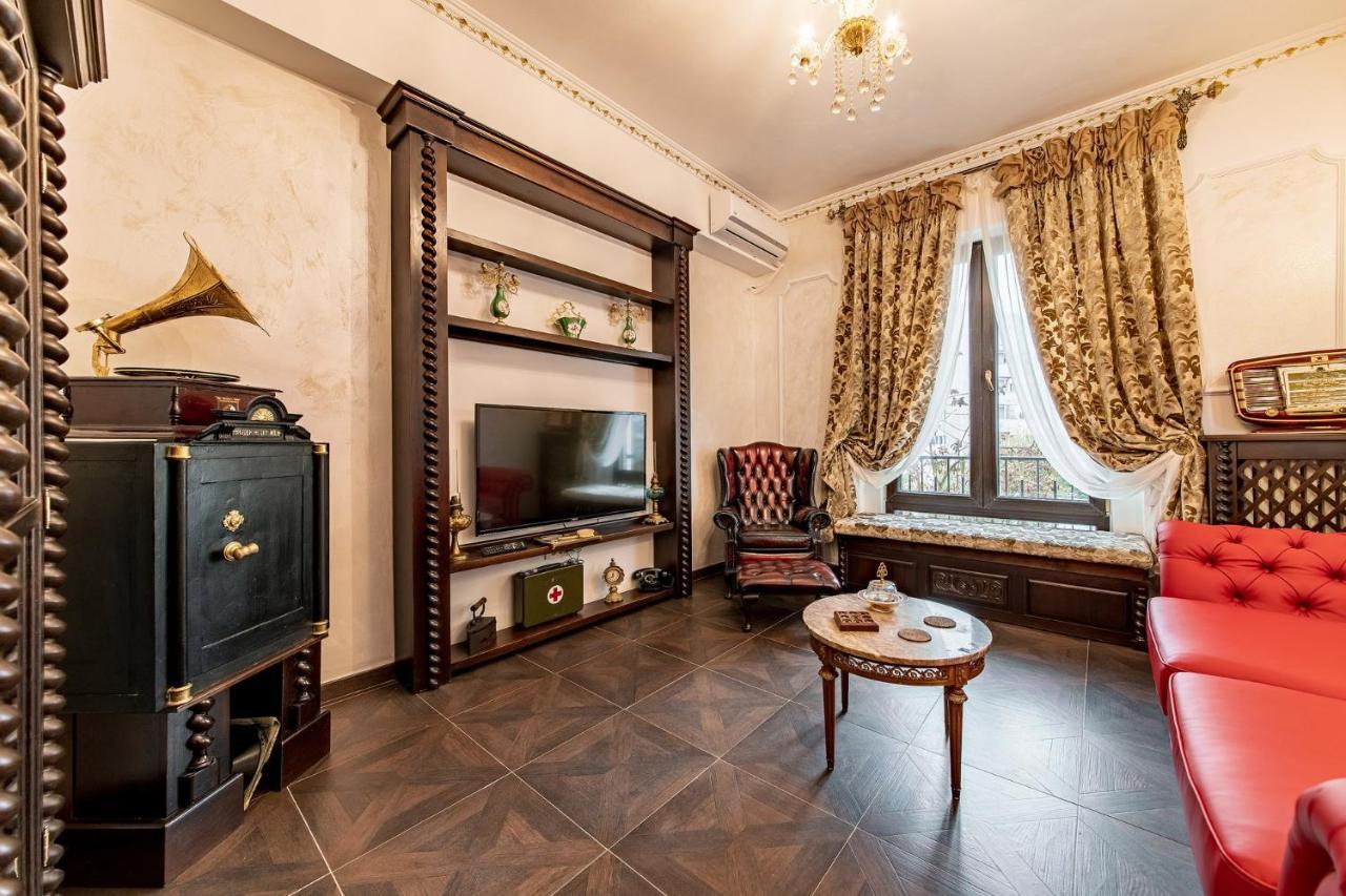Private Museum Apartment With Antique Decor Bucarest Esterno foto