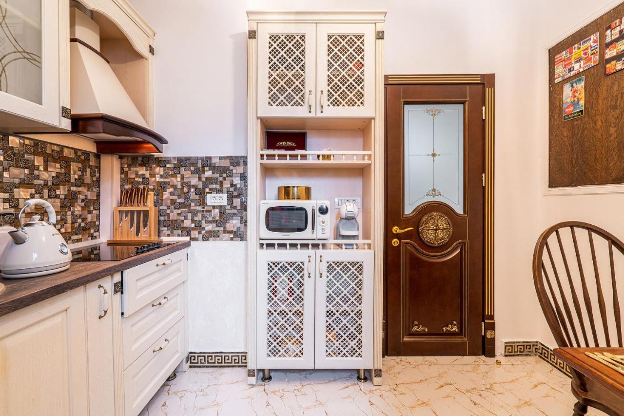 Private Museum Apartment With Antique Decor Bucarest Esterno foto