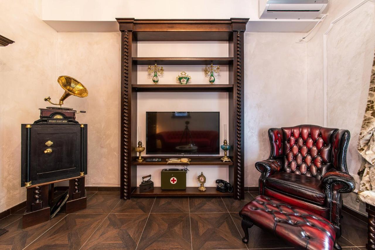 Private Museum Apartment With Antique Decor Bucarest Esterno foto
