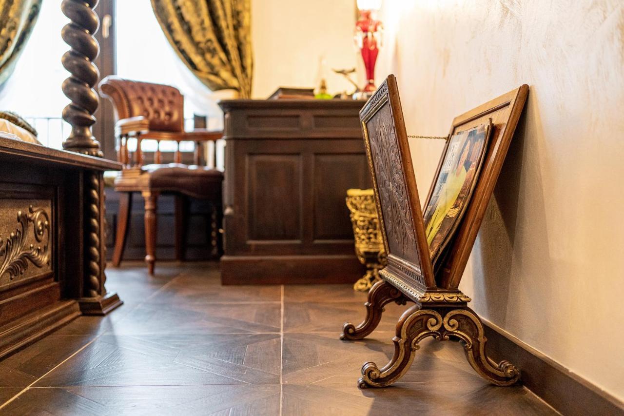 Private Museum Apartment With Antique Decor Bucarest Esterno foto