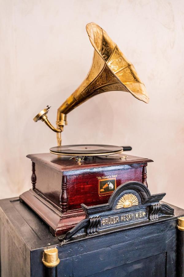Private Museum Apartment With Antique Decor Bucarest Esterno foto