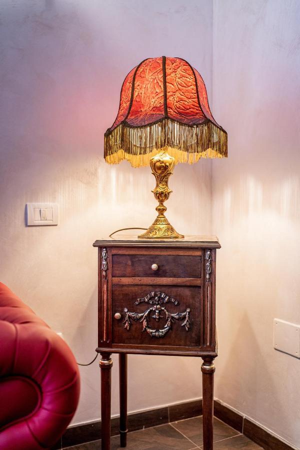 Private Museum Apartment With Antique Decor Bucarest Esterno foto