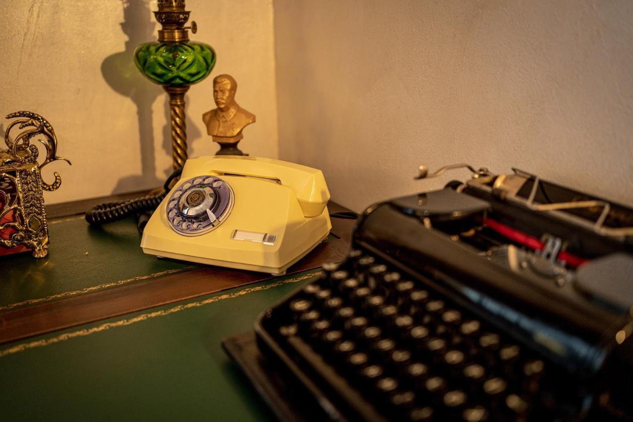Private Museum Apartment With Antique Decor Bucarest Esterno foto