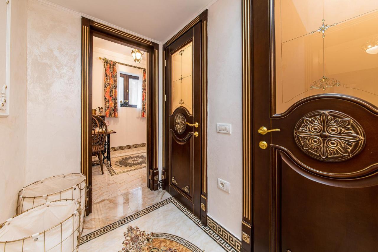 Private Museum Apartment With Antique Decor Bucarest Esterno foto