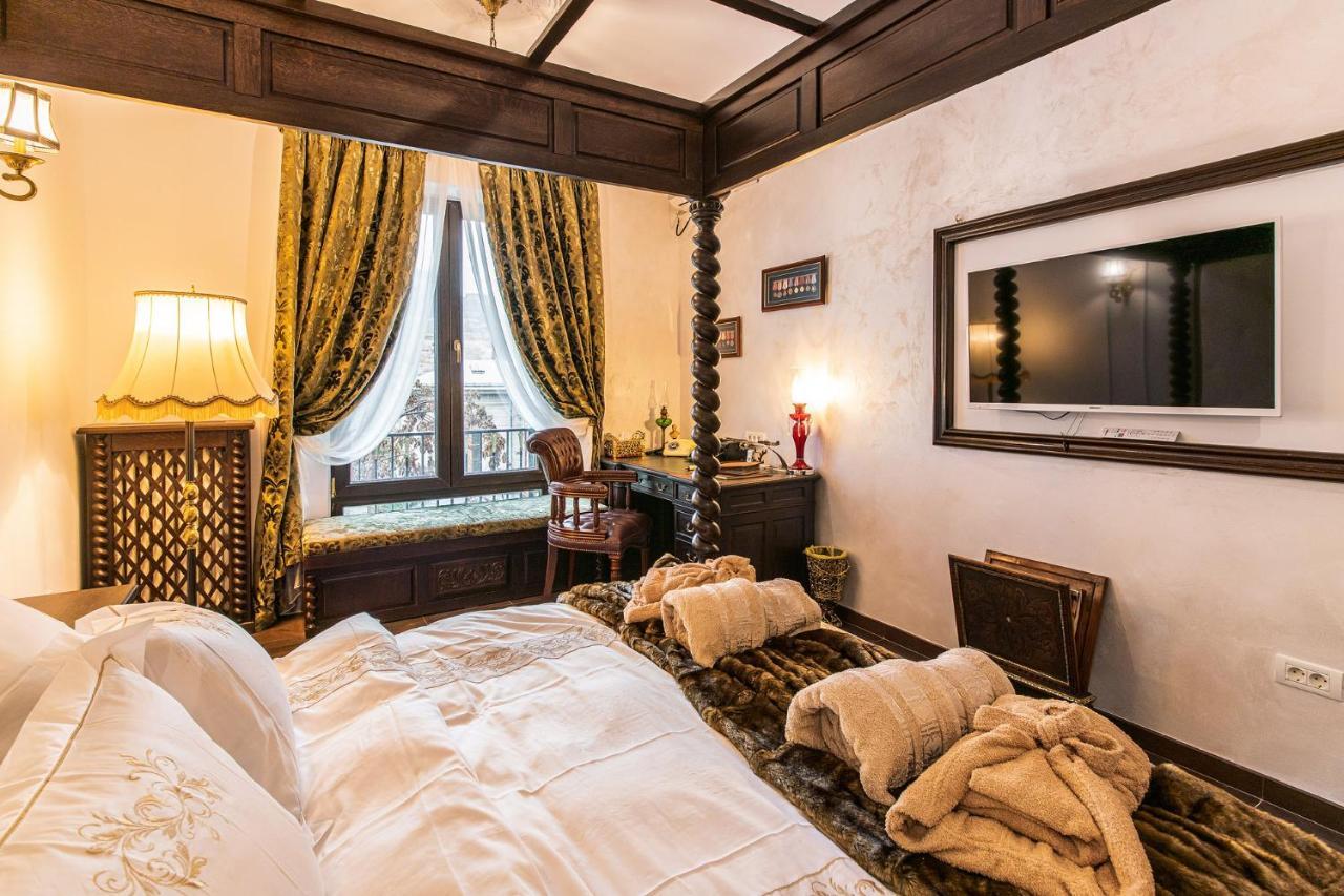Private Museum Apartment With Antique Decor Bucarest Esterno foto