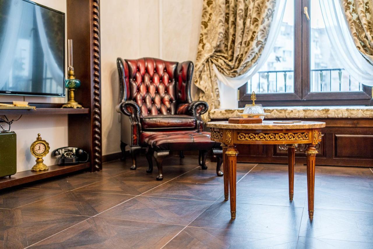 Private Museum Apartment With Antique Decor Bucarest Esterno foto