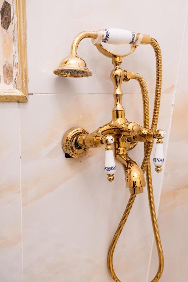 Private Museum Apartment With Antique Decor Bucarest Esterno foto